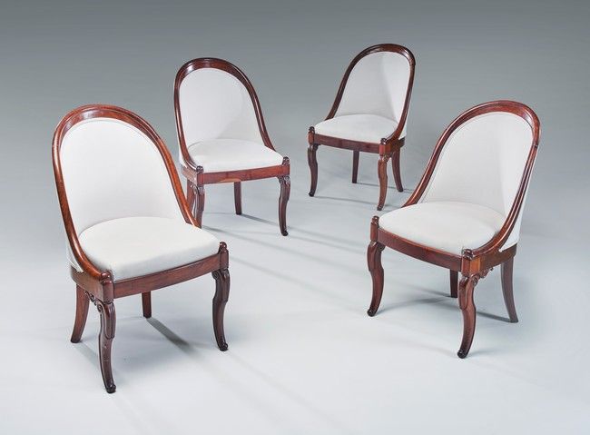 QUATRE CHAISES GONDOLES en acajou et placage...
