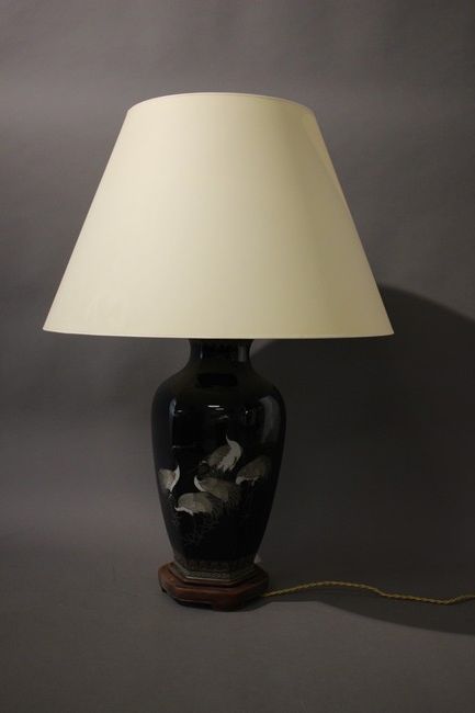 LAMPE formé d'un vase de forme balustre en...