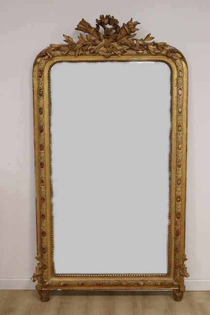 MIROIR DE CHEMINÉE en bois et stuc doré à...