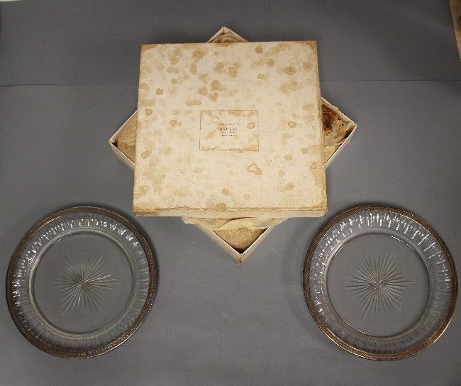 PAIRE D'ASSIETTES en cristal taillé de raies-de-coeur...