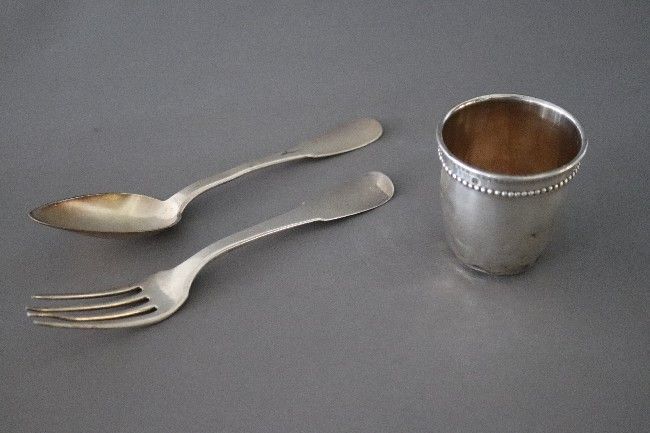 TIMBALE en argent à filet de perles et  FOURCHETTE...