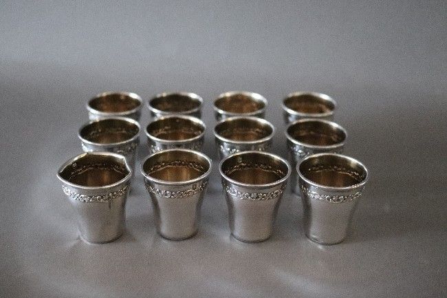 DOUZE PETITS GOBELETS à liqueur en argent...