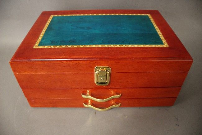 BOÎTE A BIJOUX en placage d'acajou et bois...
