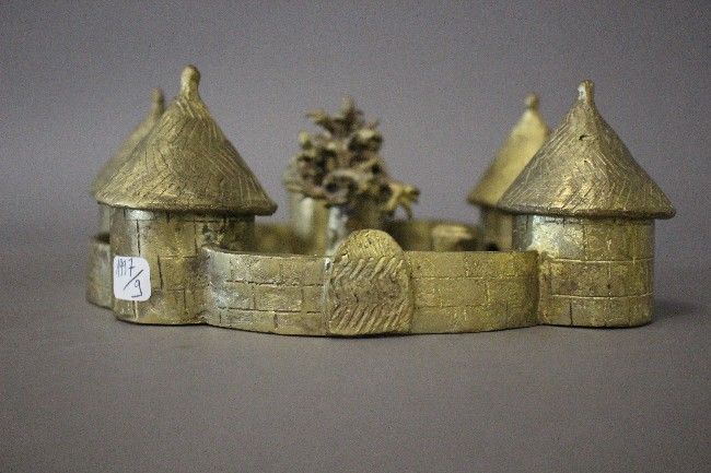 RECONSTITUTION D'UN VILLAGE KENYAN en bronze,...