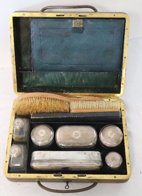 COFFRET DE TOILETTE rectangulaire gainé cuir,...