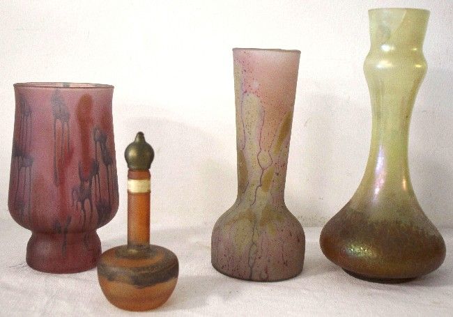 TROIS VASES et UN PETIT FLACON en verre soufflé...