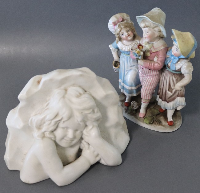 GROUPE DE TROIS ENFANTS en porcelaine polychrome...