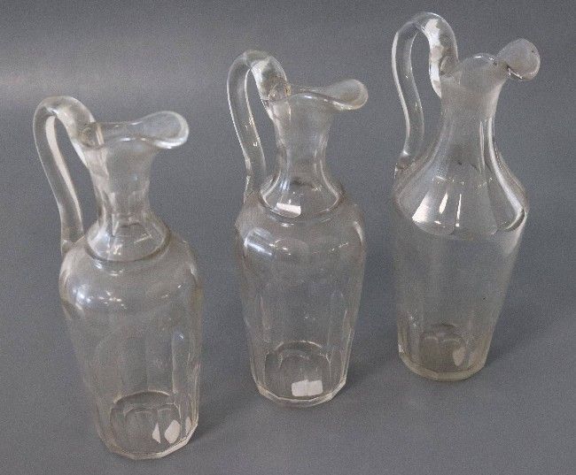 TROIS CARAFONS à condiments de modèle proche...