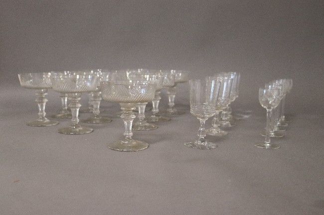 ONZE COUPES A CHAMPAGNE en cristal taillé...