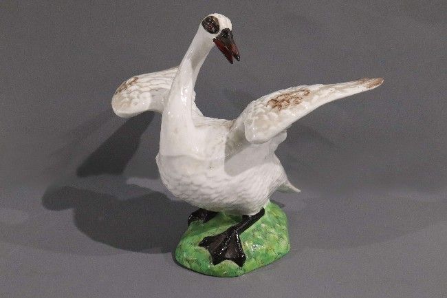 CYGNE les ailes déployées en porcelaine ...