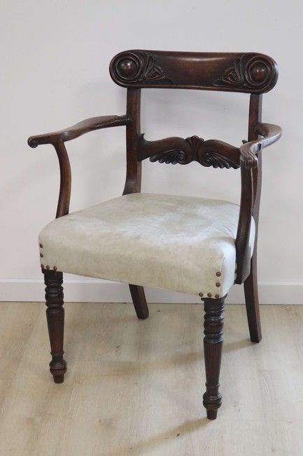 FAUTEUIL en bois teinté acajou, dossier à...