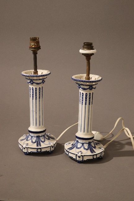 PAIRE DE BOUGEOIRS en faïence émaillée bleu...