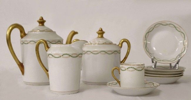 PARTIE DE SERVICE A CAFÉ en porcelaine blanche...