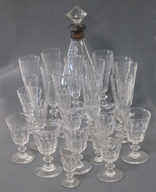 ENSEMBLE DE VERRES à pied, en cristal taillé...