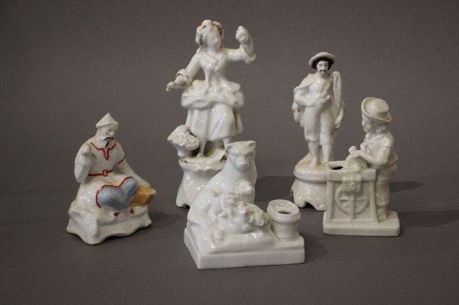 CINQ ENCRIERS en porcelaine émaillée blanc...