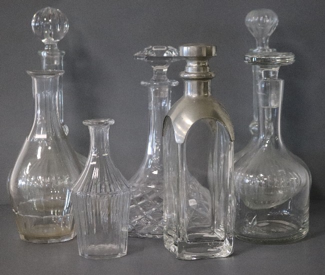 LOT DE SEPT CARAFES en verre, diverses dont...