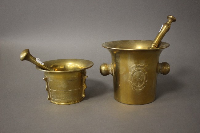 DEUX MORTIERS et leur PILON en bronze, l'un...
