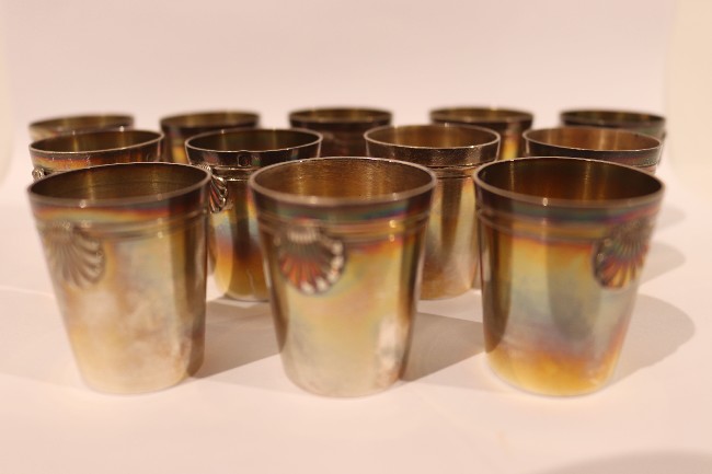 DOUZE VERRES A LIQUEUR en argent à décor...