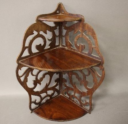 ETAGERE D'ENCOIGNURE à suspendre, en acajou,...