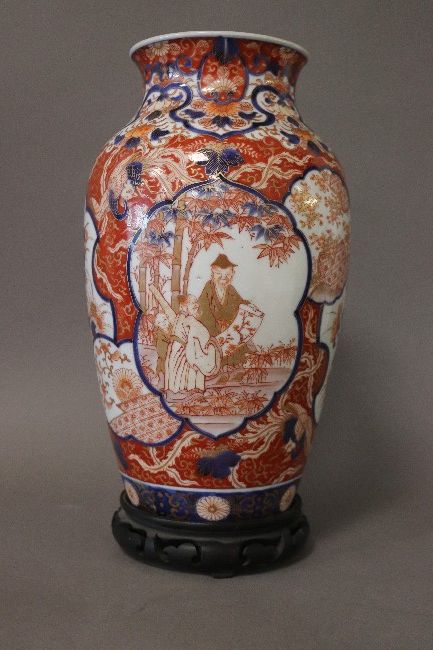 VASE balustre en porcelaine à décor Imari...