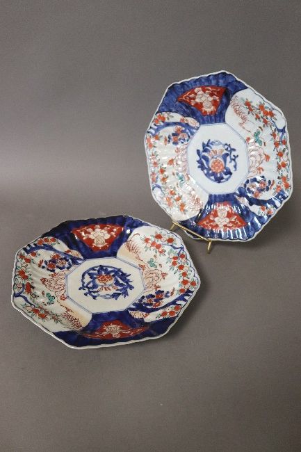 PAIRE DE PLATS octogonaux en porcelaine à...