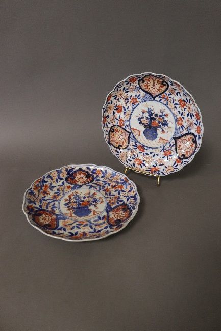PAIRE D'ASSIETTES à contours en porcelaine...