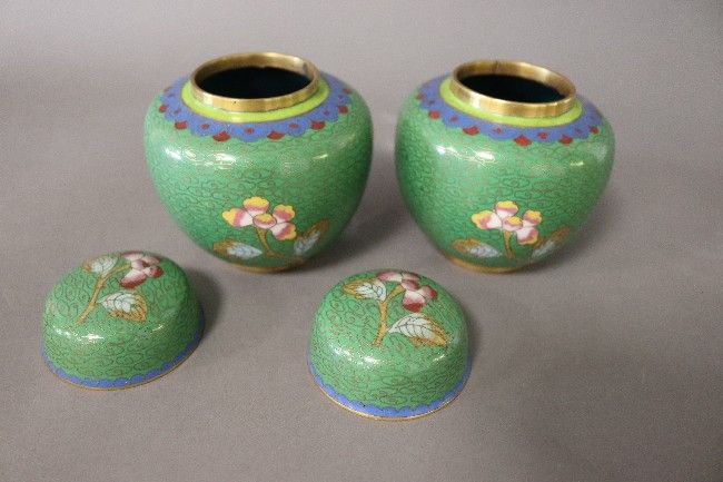 PAIRE DE PETITS POTS couverts en émaux cloisonnés...