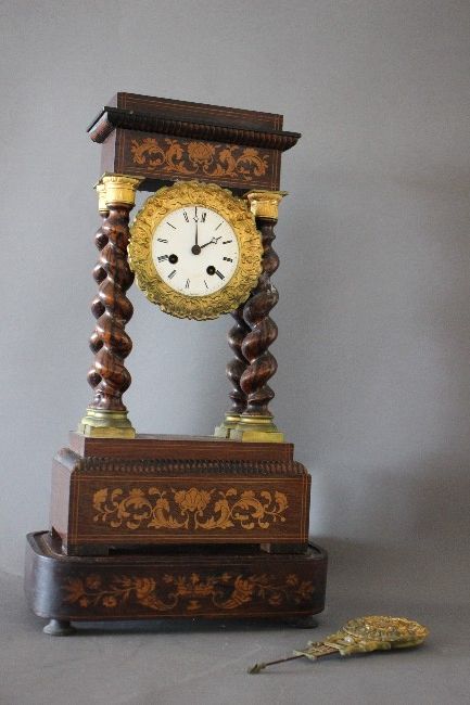 PENDULE portique en noyer et marqueterie...