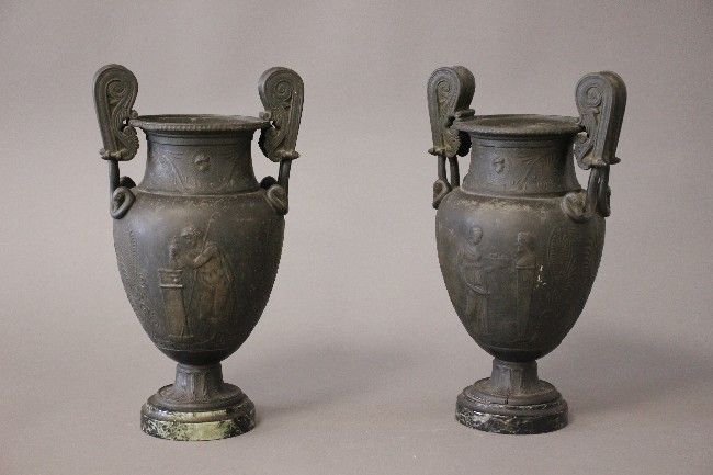DEUX VASES à l'antique en régule de forme...