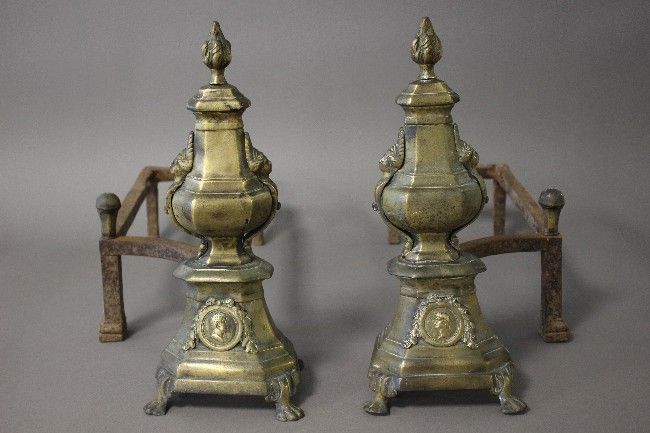 PAIRE DE CHENETS en bronze à décor de pots...