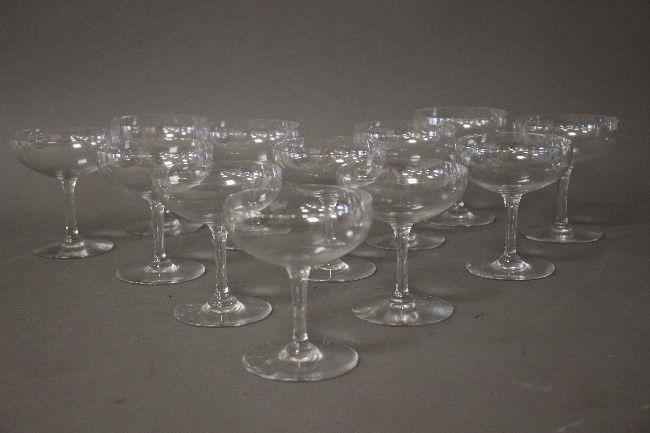 DOUZE COUPES A CHAMPAGNE en cristal, modèle...