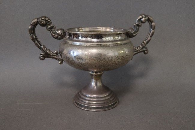 COUPE ronde à deux anses sur piédouche en...