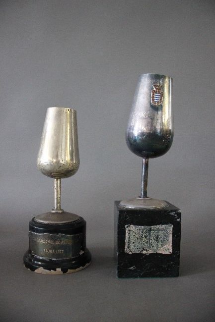 DEUX COUPES DE RÉCOMPENSE en forme de verre...