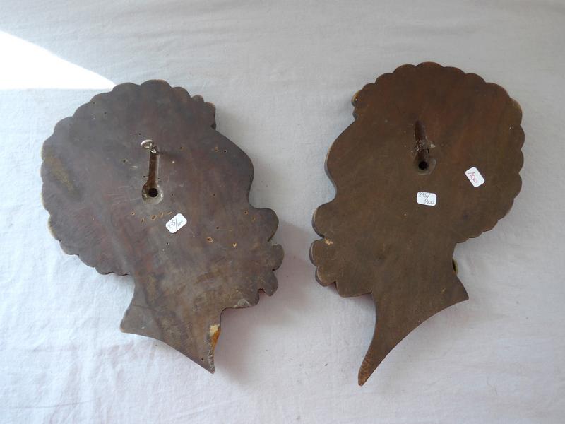 DEUX PROFILS DE NEGRESSE en bois sculpté...