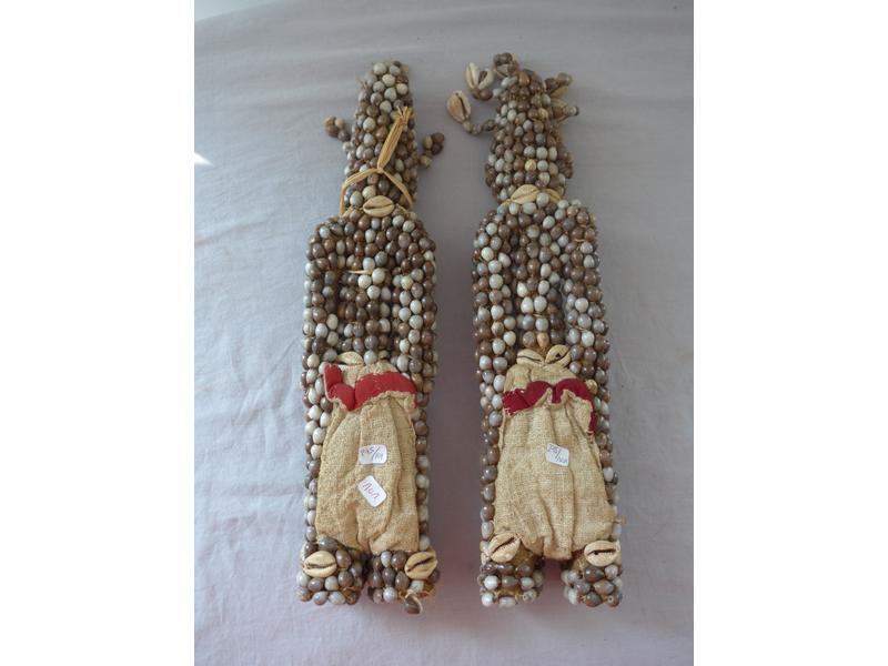 PAIRE DE POUPEES en perles de coquillages,...