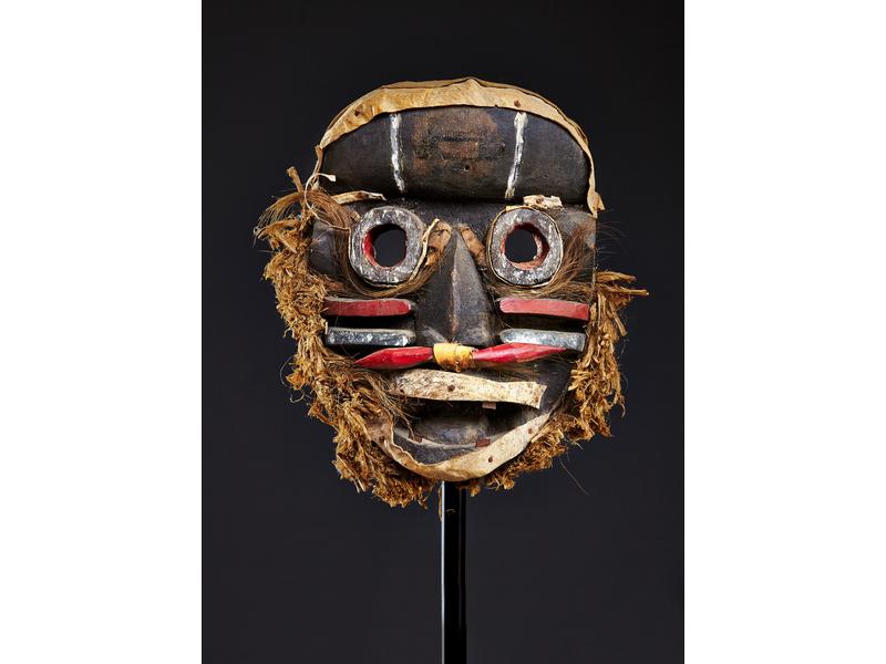 MASQUE figurant un visage au front et nez...