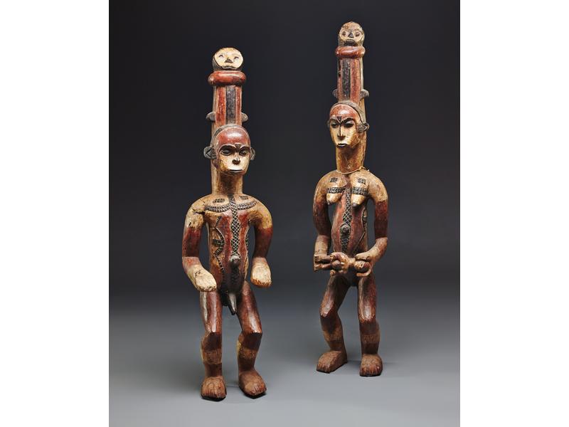 PAIRE DE GRANDES STATUETTES en bois patiné...