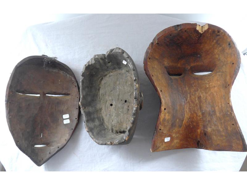 QUATRE GRANDS MASQUES DECORATIFS.