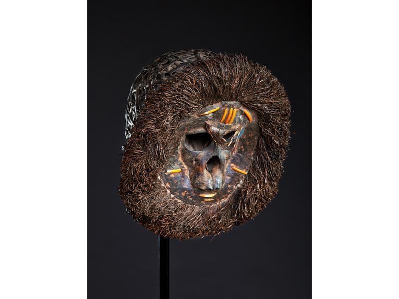 MASQUE à tête en forme de singe, terre patinée,...