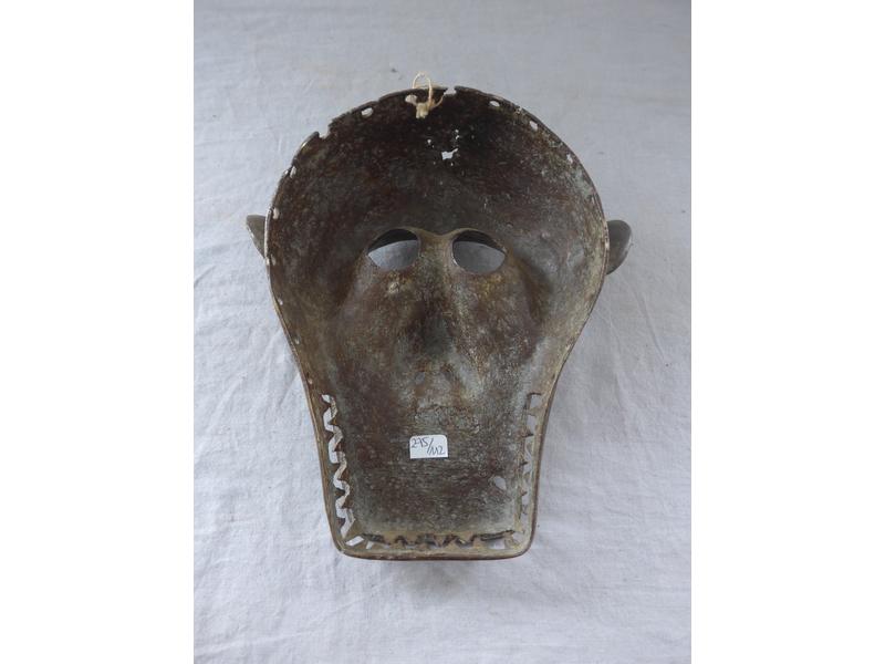 PETIT MASQUE en bronze figurant un singe...