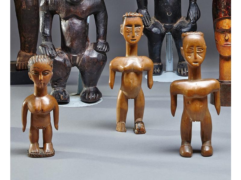TROIS STATUETTES comprenant un couple et...