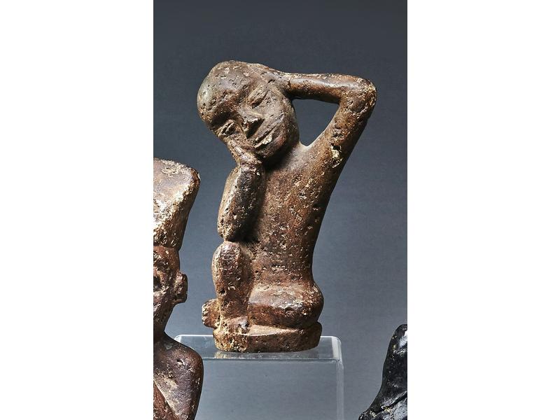 Statuette bitumba en pierre sculptée, figure...