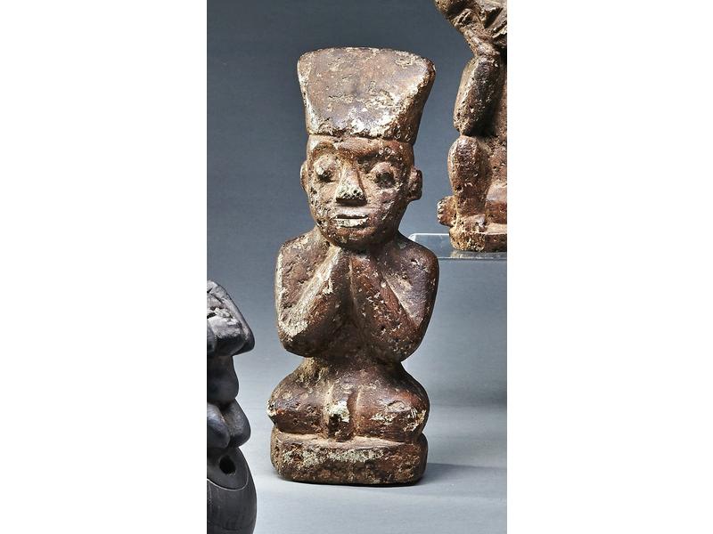 Statuette bitumba en pierre sculptée figurant...