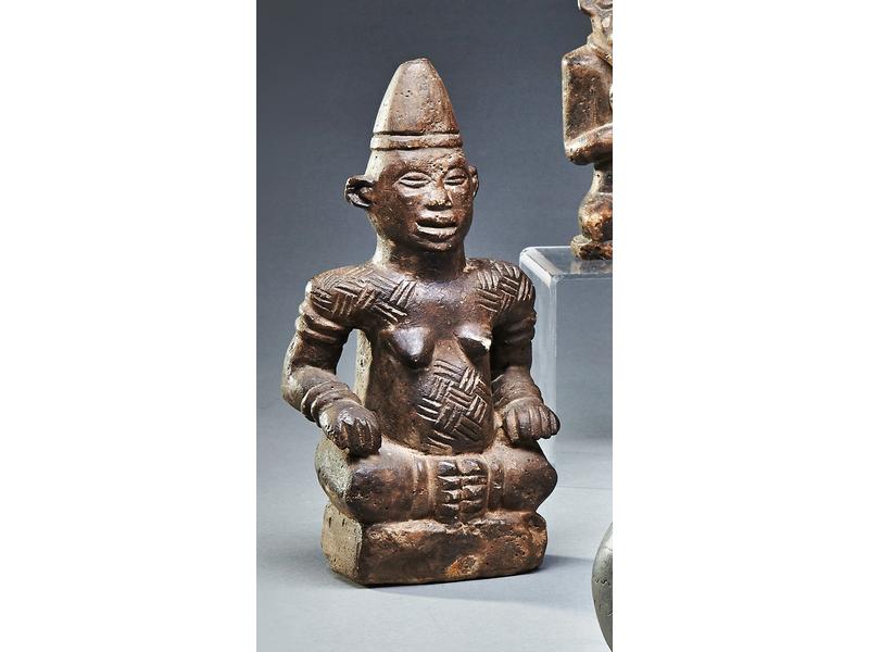 Statuette bitumba en pierre sculptée figurant...
