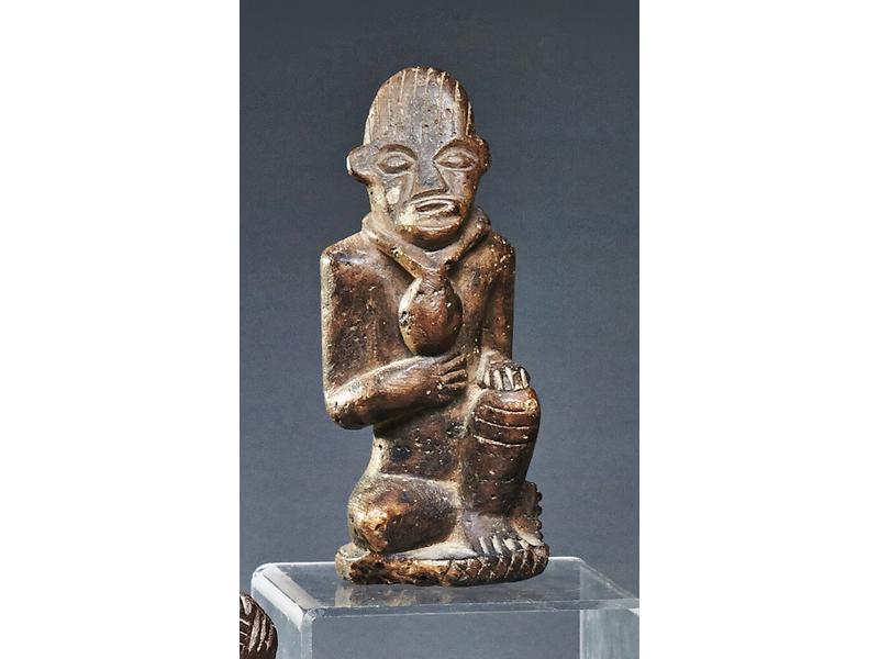 Statuette bitumba en pierre sculptée figurant...