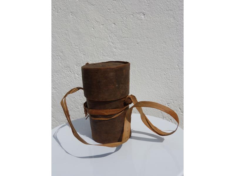 Boîte à miel en écorce végétale (Haut. 24...