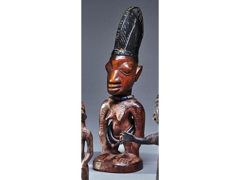 STATUETTE féminine de type IBEJI. Bois, ancienne...