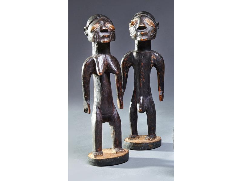 PAIRE DE STATUETTES figurant un couple, aux...
