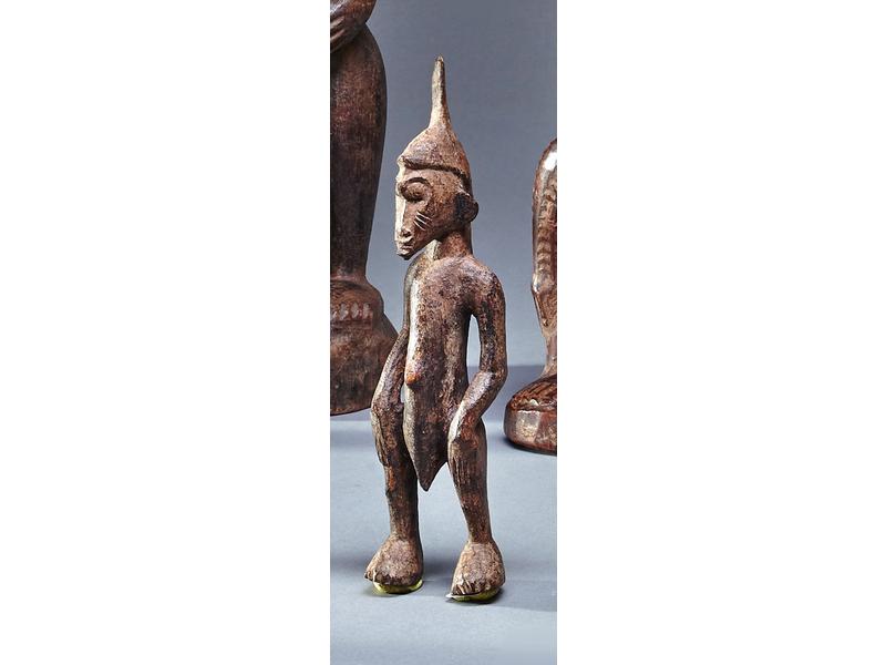 PETITE STATUETTE fétiche en bois patiné avec...