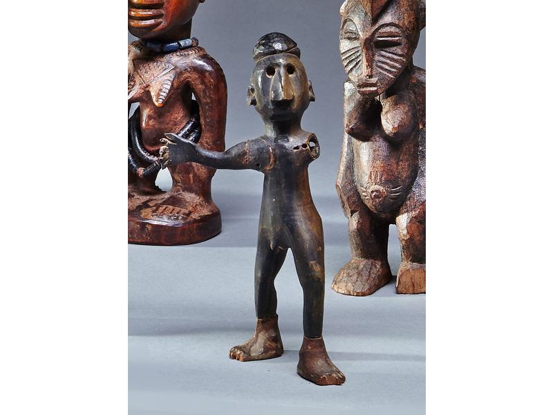 STATUETTE figurant un homme courant, pieds...